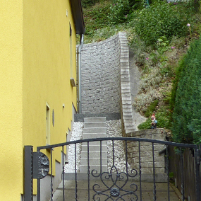 Stützmauer mit Treppe
